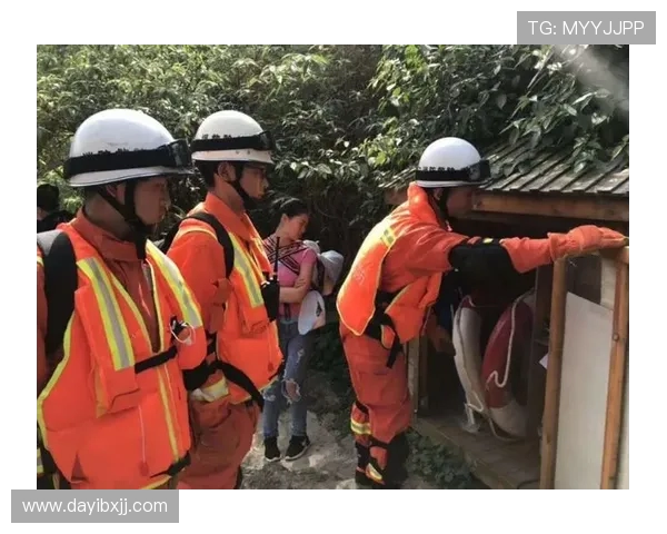 洪水中的生命托举：榕江消防员用身躯筑起 “避风港”(2)